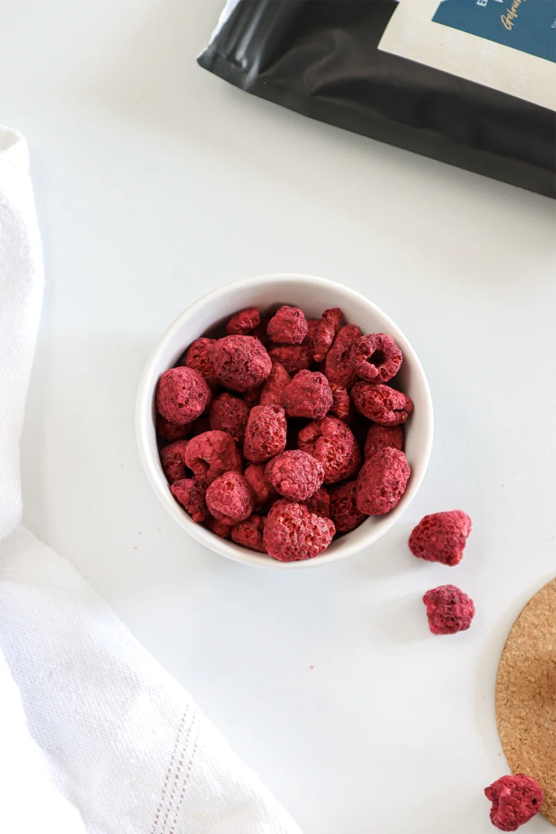 Gefriergetrocknete Himbeeren ganz, reich an Vitamin C und Antioxidantien, leuchtend rote Farbe, perfekt für Snacks, Müsli, Joghurt und Desserts