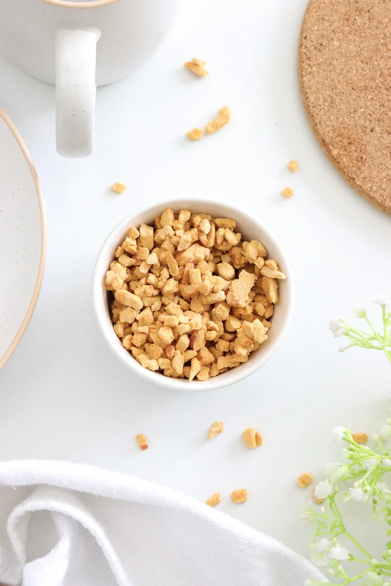 Gefriergetrocknete Aprikosengranulat, gold-orange Farbe, reich an Vitamin A und natürlichen Ballaststoffen, ideal für Desserts, Müsli und Joghurt.