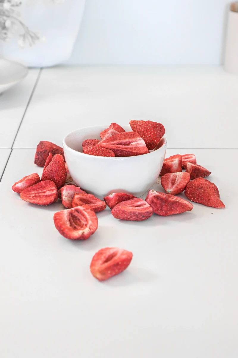 Gefriergetrocknete Erdbeerhälften, intensive rote Farbe, reich an Vitamin C und natürlichen Ballaststoffen, perfekt für gesunde Snacks, Müsli und Desserts.