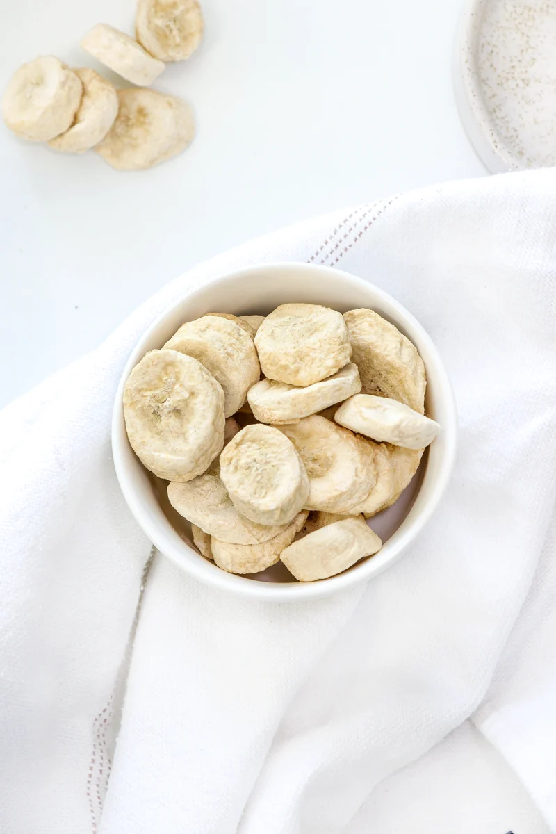Gefriergetrocknete Bananenscheiben, knusprig und goldgelb, reich an Kalium und Ballaststoffen, perfekt als Snack, für Müsli oder zur Dekoration von Desserts