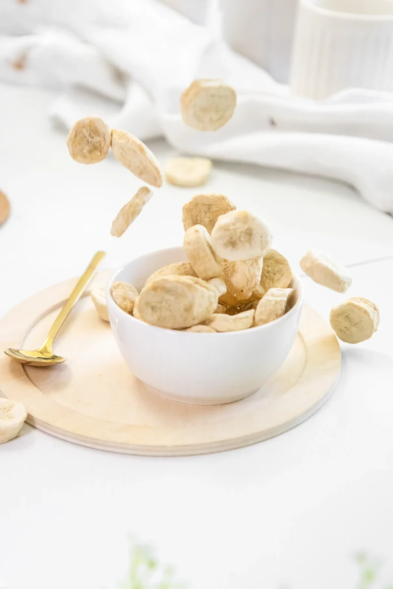 Gefriergetrocknete Bananenscheiben, knusprig und goldgelb, reich an Kalium und Ballaststoffen, perfekt als Snack, für Müsli oder zur Dekoration von Desserts