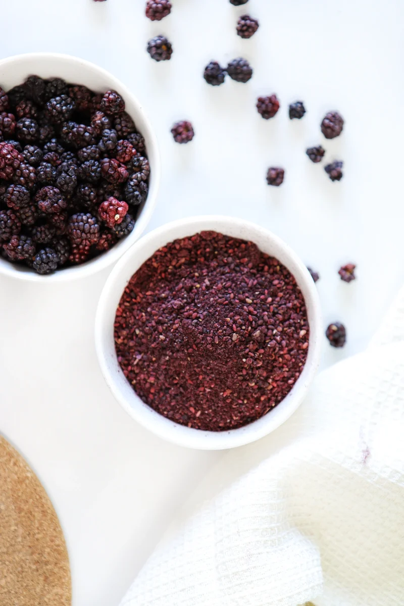 Gefriergetrocknetes Brombeerpulver, tiefviolett, reich an Antioxidantien und natürlichen Ballaststoffen, perfekt für Smoothies, Desserts und natürliche Toppings