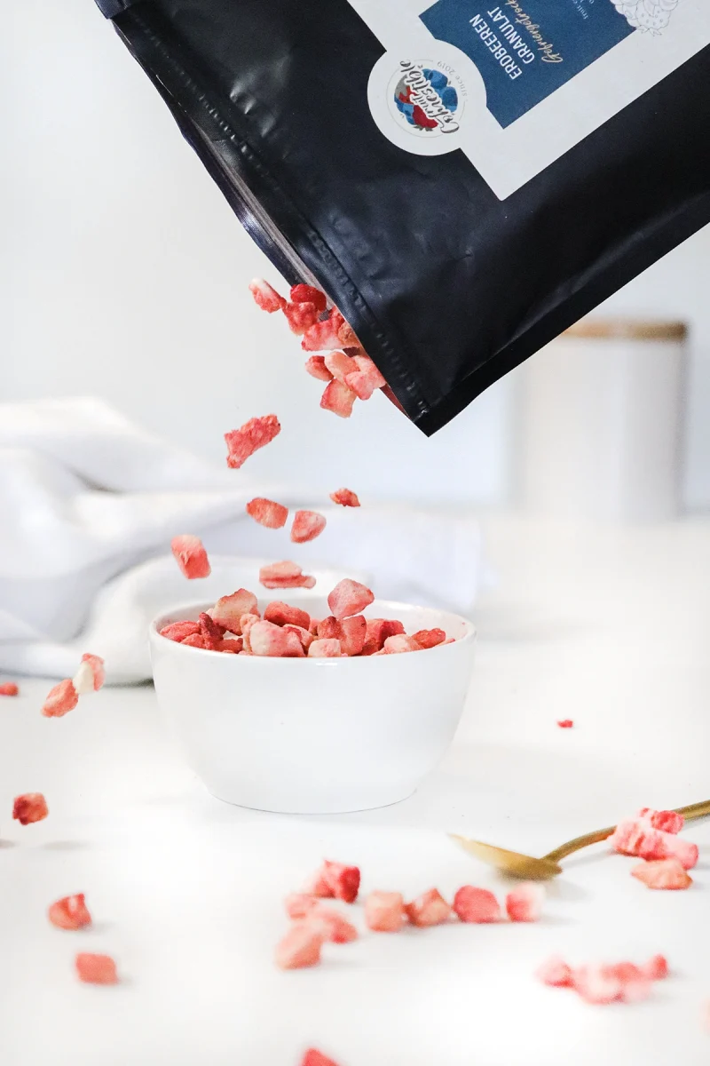 Gefriergetrocknete Erdbeergranulat, leuchtend rote Farbe, reich an Vitamin C und natürlichen Antioxidantien, ideal für Müsli, Joghurt, Desserts und Dekoration.