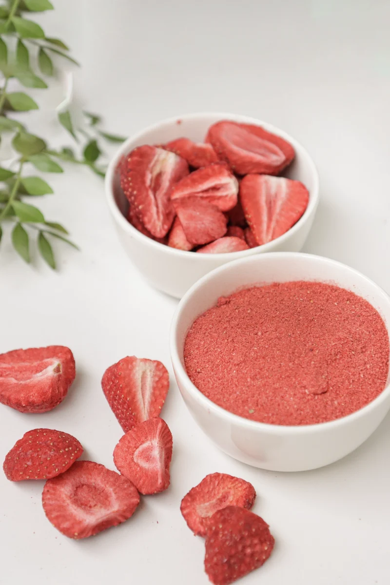 Gefriergetrocknetes Erdbeerpulver in einer Schale, mit intensiver roter Farbe und Geschmack, ideal für Desserts, Smoothies und kreative Rezepte