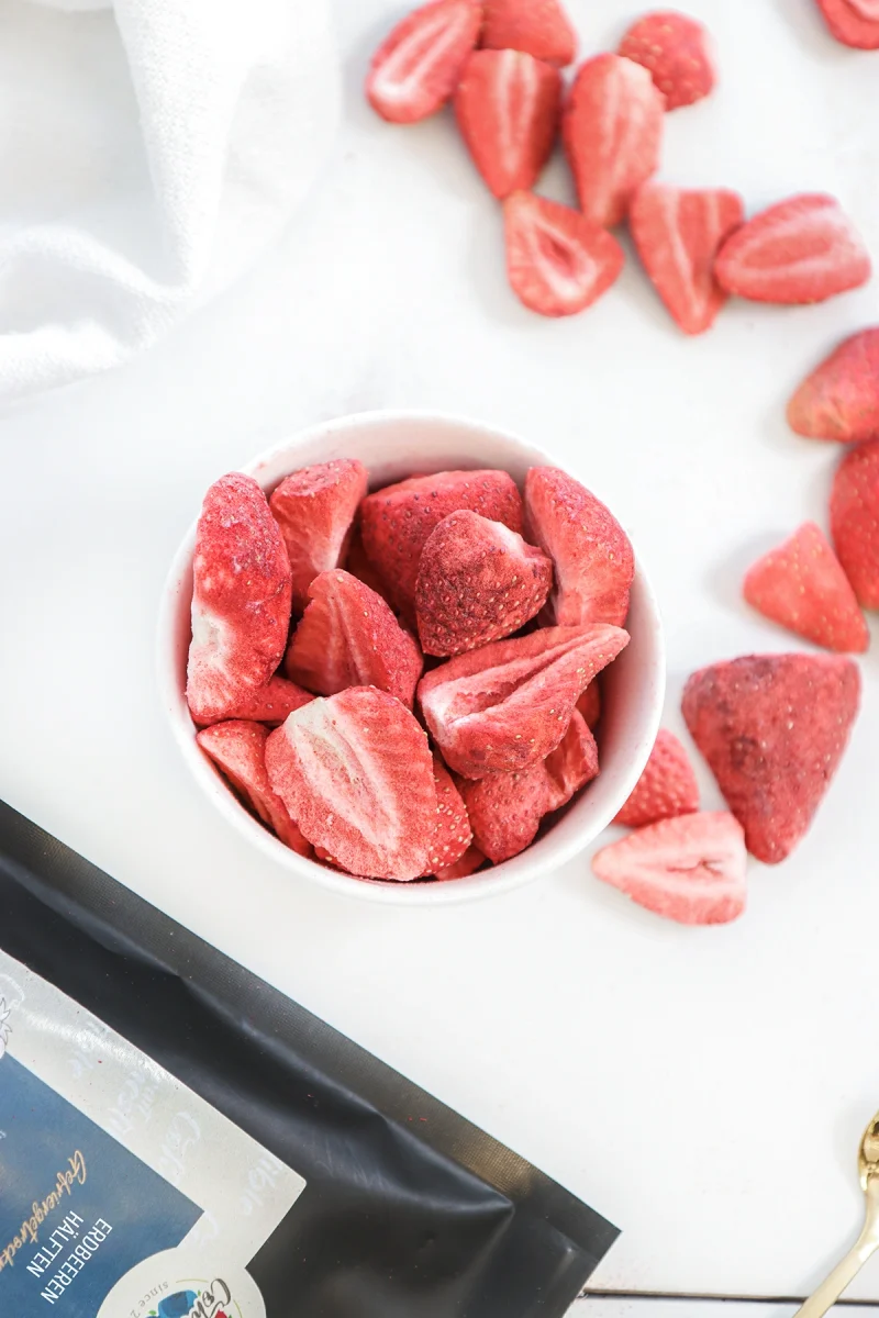 Gefriergetrocknete Erdbeerhälften, intensive rote Farbe, reich an Vitamin C und natürlichen Ballaststoffen, perfekt für gesunde Snacks, Müsli und Desserts.