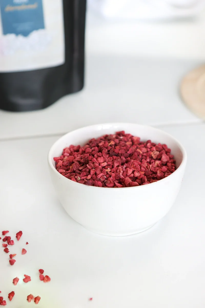 Gefriergetrocknete Himbeergranulat, intensive rote Farbe, reich an Vitamin C und Antioxidantien, perfekt für Desserts, Müsli und Dekoration
