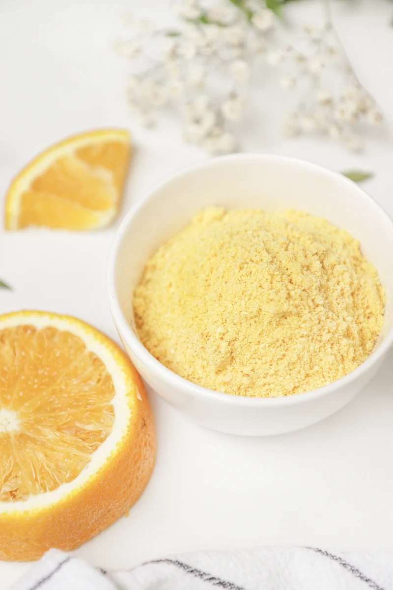 Gefriergetrocknetes Orangenpulver, intensiv orange Farbe, reich an Vitamin C und natürlichem Aroma, perfekt für Getränke, Desserts und Saucen.