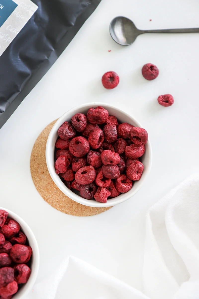 Gefriergetrocknete Sauerkirschen, intensiv dunkelrot, reich an Vitamin C und natürlicher Säure, ideal für Desserts, Snacks und Cocktails.