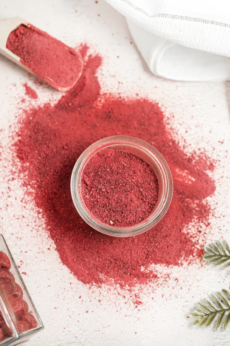 "Gefriergetrocknetes Sauerkirschpulver, reich an Antioxidantien und Vitamin C, tiefrote Farbe, perfekt für Smoothies, Desserts und fruchtige Getränke.