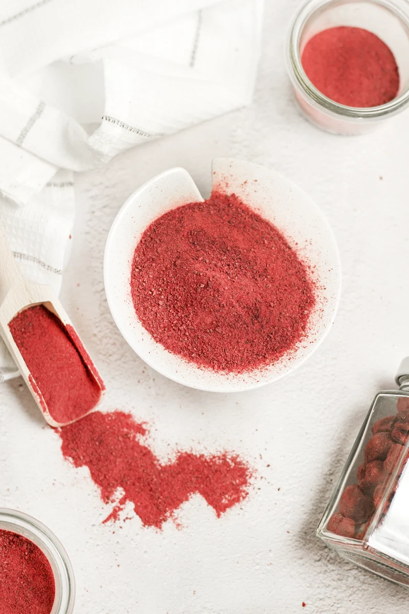 "Gefriergetrocknetes Sauerkirschpulver, reich an Antioxidantien und Vitamin C, tiefrote Farbe, perfekt für Smoothies, Desserts und fruchtige Getränke.