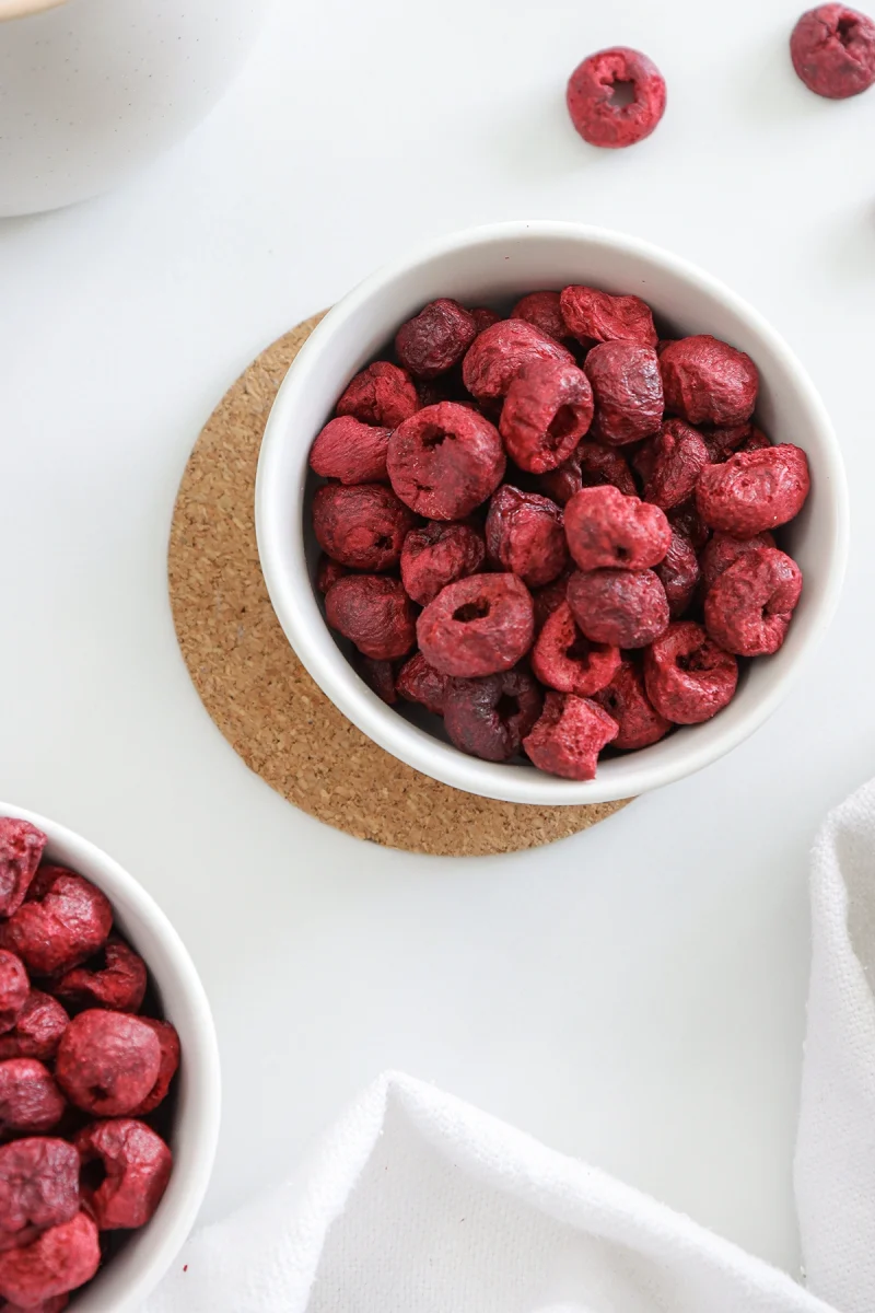 Gefriergetrocknete Sauerkirschen, intensiv dunkelrot, reich an Vitamin C und natürlicher Säure, ideal für Desserts, Snacks und Cocktails.