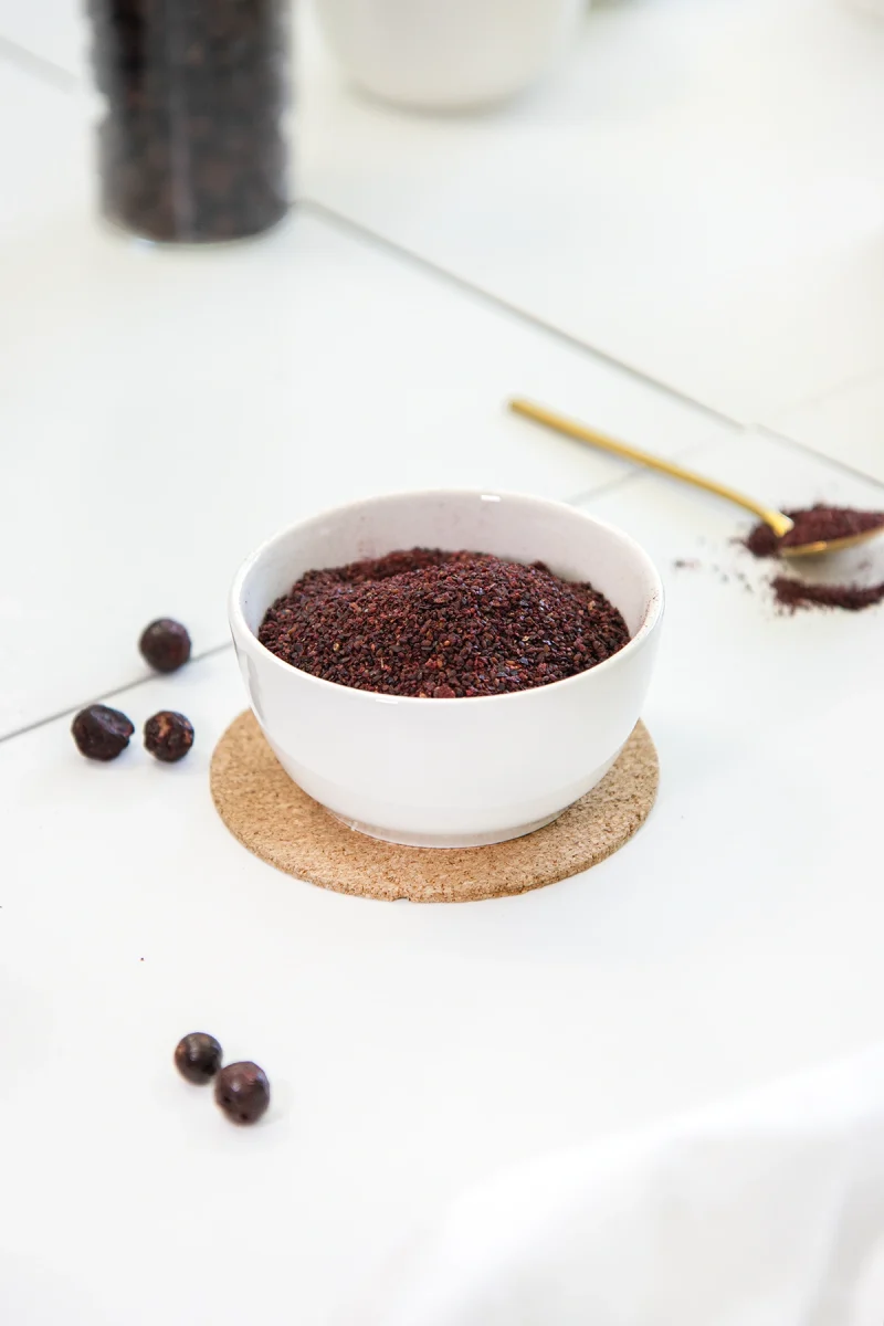 Gefriergetrocknetes Pulver aus Schwarzen Johannisbeeren, reich an Antioxidantien und Vitamin C, dunkelviolett, perfekt für Smoothies, Desserts und natürliche Toppings