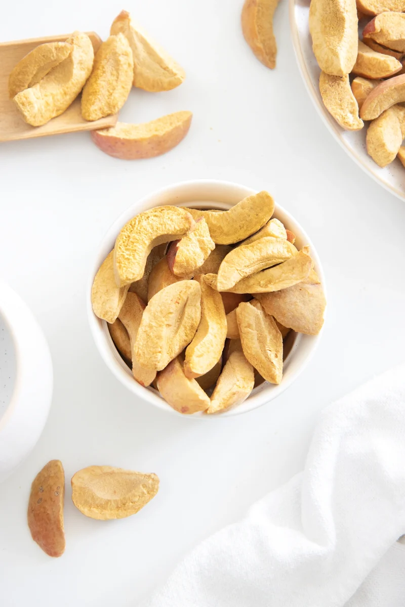 Gefriergetrocknete Aprikosenschnitze, hellorange Farbe, reich an Vitamin A und natürlicher Süße, perfekt für Snacks, Müsli und Backen.