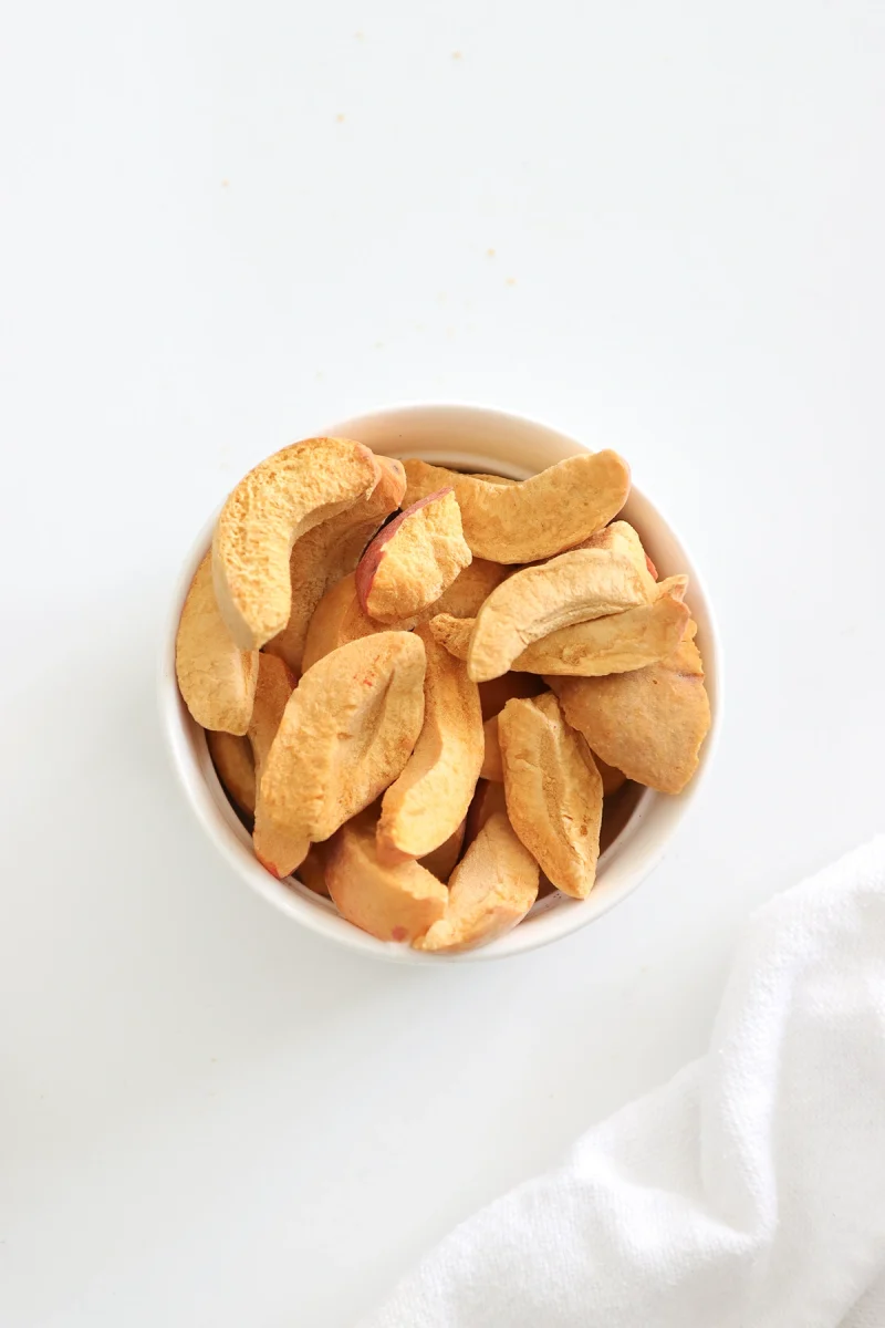 Gefriergetrocknete Aprikosenschnitze, hellorange Farbe, reich an Vitamin A und natürlicher Süße, perfekt für Snacks, Müsli und Backen.