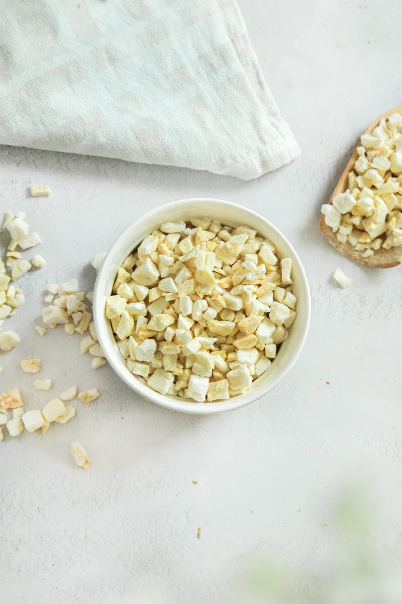 Gefriergetrocknetes Apfelgranulat, knusprige Stücke in goldener Farbe, ideal für Müsli, Joghurt oder Desserts